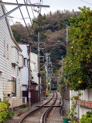 Enoden Bahnlinie durch den Ort