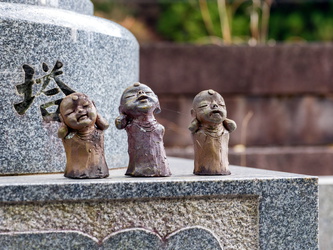 Statuen auf einem Grab