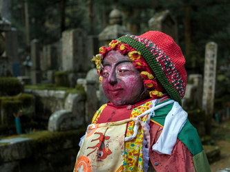 Jizo mit Schminke und Kleidung