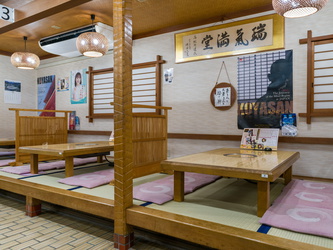 Typisch japanische Tische im Restaurant