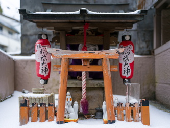 Kleiner Schrein an einem Privathaus