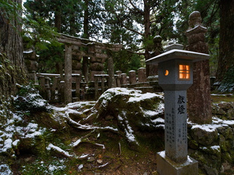 Neue Laterne vor alten Gräbern