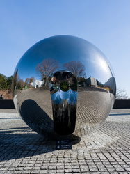 Sfera con Sfera von Arnaoldo Pomodoro