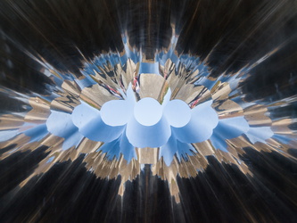 Sfera con Sfera von Arnaoldo Pomodoro - Blick in die Kugel