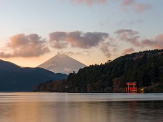 Lake Ashi mit Torii und Mount Fuji